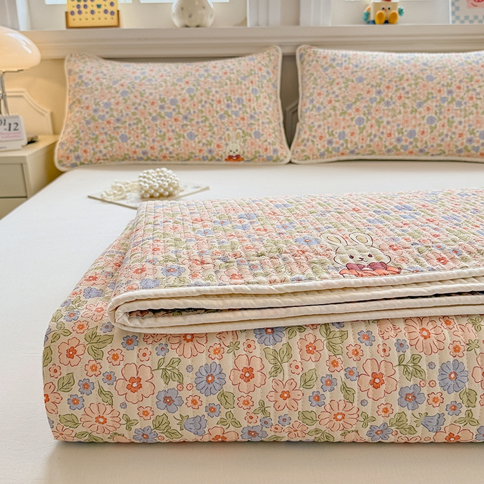 91家纺网 家纺一手货源 找家纺 大元 2025新款A类数码印花朴棉夹棉床盖老粗布床盖双面可用 花园小兔