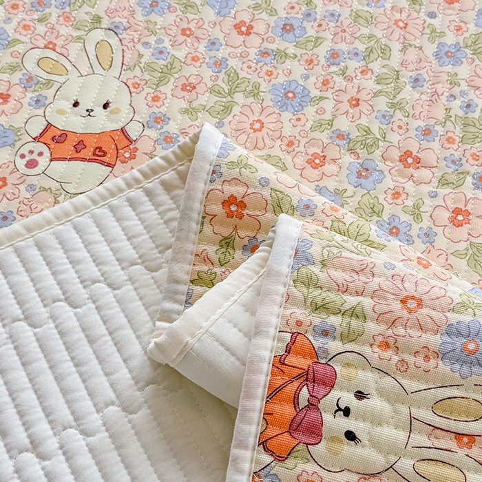 91家纺网 家纺一手货源 找家纺 大元 2025新款A类数码印花朴棉夹棉床盖老粗布床盖双面可用 花园小兔