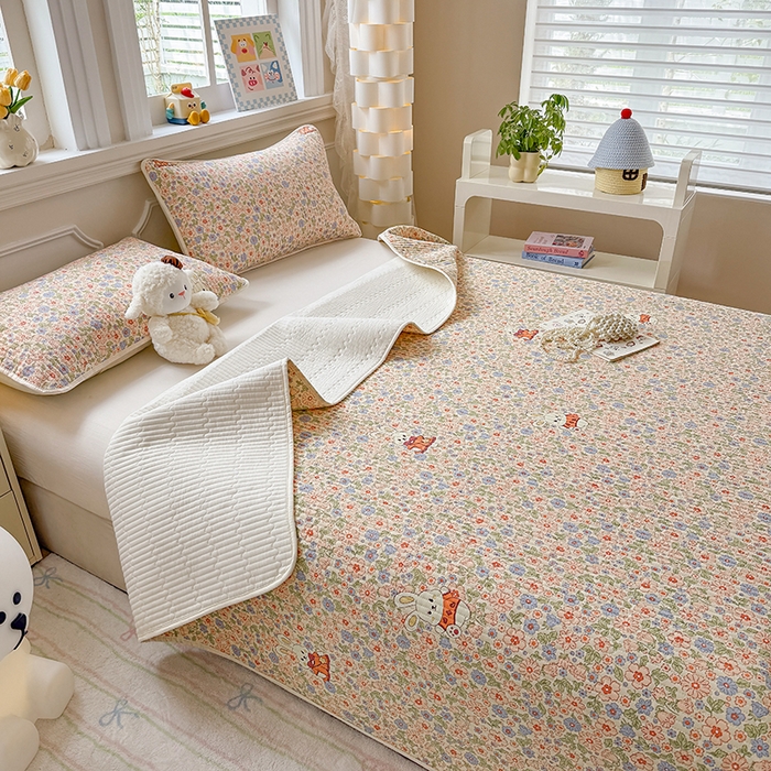 91家纺网 家纺一手货源 找家纺 大元 2025新款A类数码印花朴棉夹棉床盖老粗布床盖双面可用 花园小兔