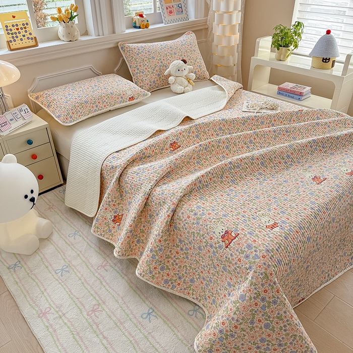 91家纺网 家纺一手货源 找家纺 大元 2025新款A类数码印花朴棉夹棉床盖老粗布床盖双面可用 花园小兔