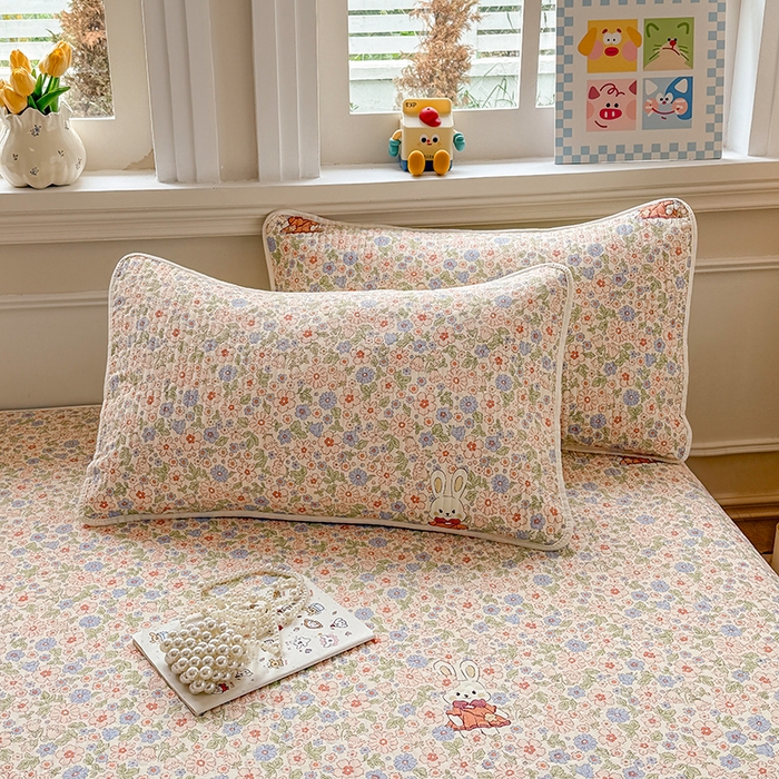 91家纺网 家纺一手货源 找家纺 大元 2025新款A类数码印花朴棉夹棉床盖老粗布床盖双面可用 花园小兔