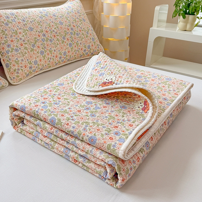 91家纺网 家纺一手货源 找家纺 大元 2025新款A类数码印花朴棉夹棉床盖老粗布床盖双面可用 花园小兔