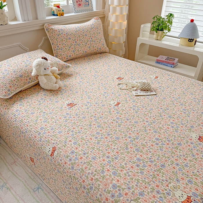 91家纺网 家纺一手货源 找家纺 大元 2025新款A类数码印花朴棉夹棉床盖老粗布床盖双面可用 花园小兔