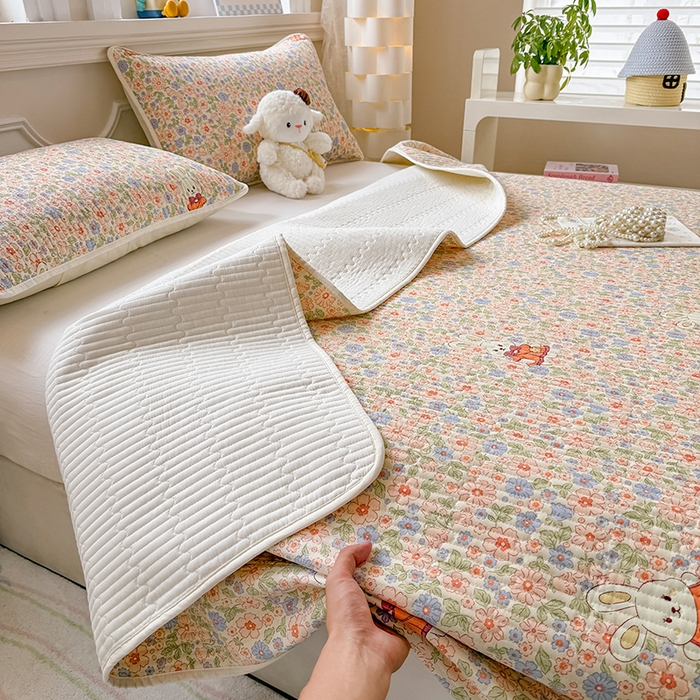 91家纺网 家纺一手货源 找家纺 大元 2025新款A类数码印花朴棉夹棉床盖老粗布床盖双面可用 花园小兔