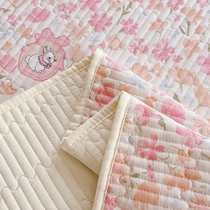 91家纺网 家纺一手货源 找家纺 大元 2025新款A类数码印花朴棉夹棉床盖老粗布床盖双面可用 礼花兔