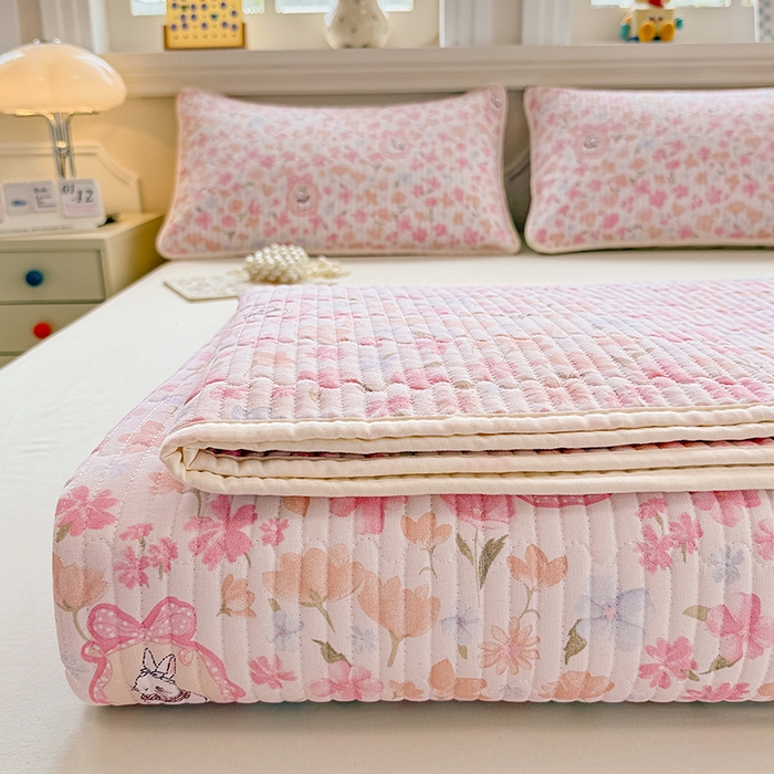 91家纺网 家纺一手货源 找家纺 大元 2025新款A类数码印花朴棉夹棉床盖老粗布床盖双面可用 礼花兔