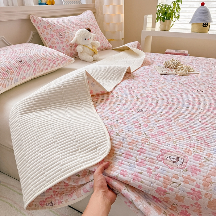 91家纺网 家纺一手货源 找家纺 大元 2025新款A类数码印花朴棉夹棉床盖老粗布床盖双面可用 礼花兔