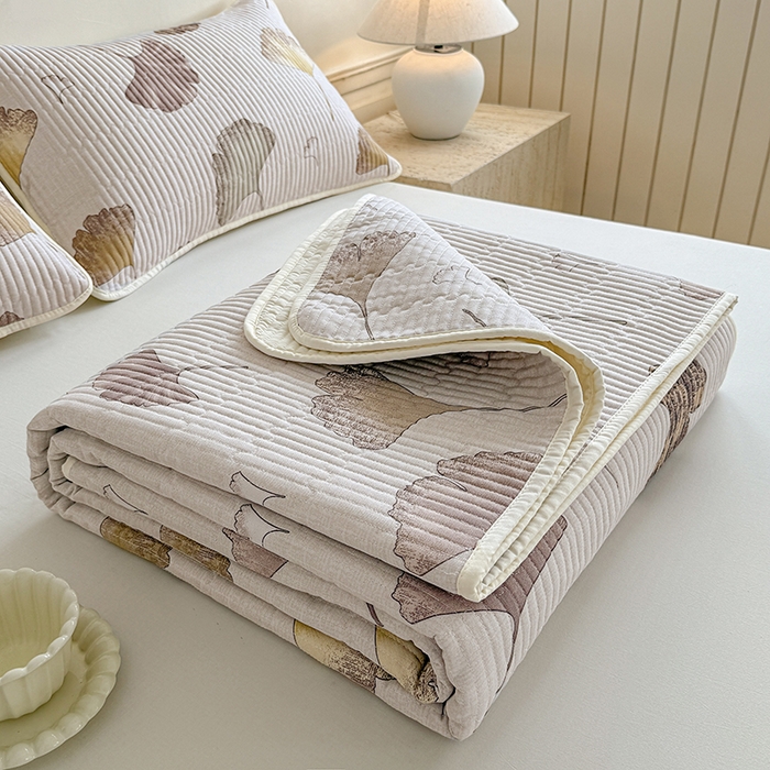 91家纺网 家纺一手货源 找家纺 大元 2025新款A类数码印花朴棉夹棉床盖老粗布床盖双面可用 银杏叶