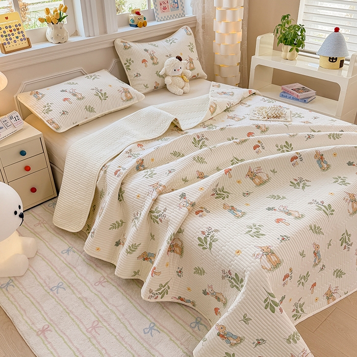 91家纺网 家纺一手货源 找家纺 大元 2025新款A类数码印花朴棉夹棉床盖老粗布床盖双面可用 花丛兔