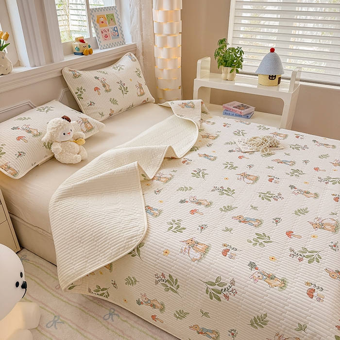 91家纺网 家纺一手货源 找家纺 大元 2025新款A类数码印花朴棉夹棉床盖老粗布床盖双面可用 花丛兔