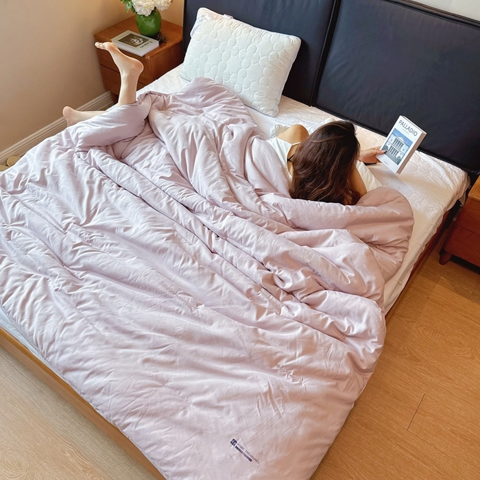 91家纺网 家纺一手货源 找家纺 兜米家居 2025新款深睡被Pro拉链款二合一控温四季被可机洗被子被芯 雾凇粉