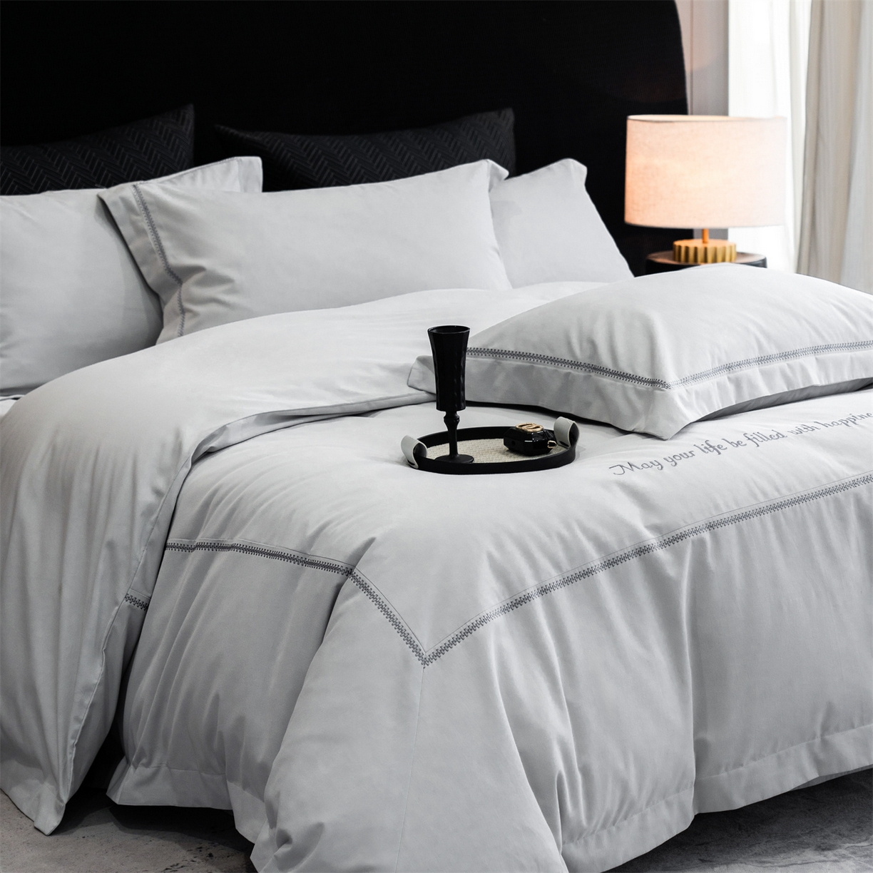 91家纺网 家纺一手货源 找家纺 鼎飞家纺 2025新款秋冬全棉加厚磨毛刺绣四件套-柏林 柏林-浅灰