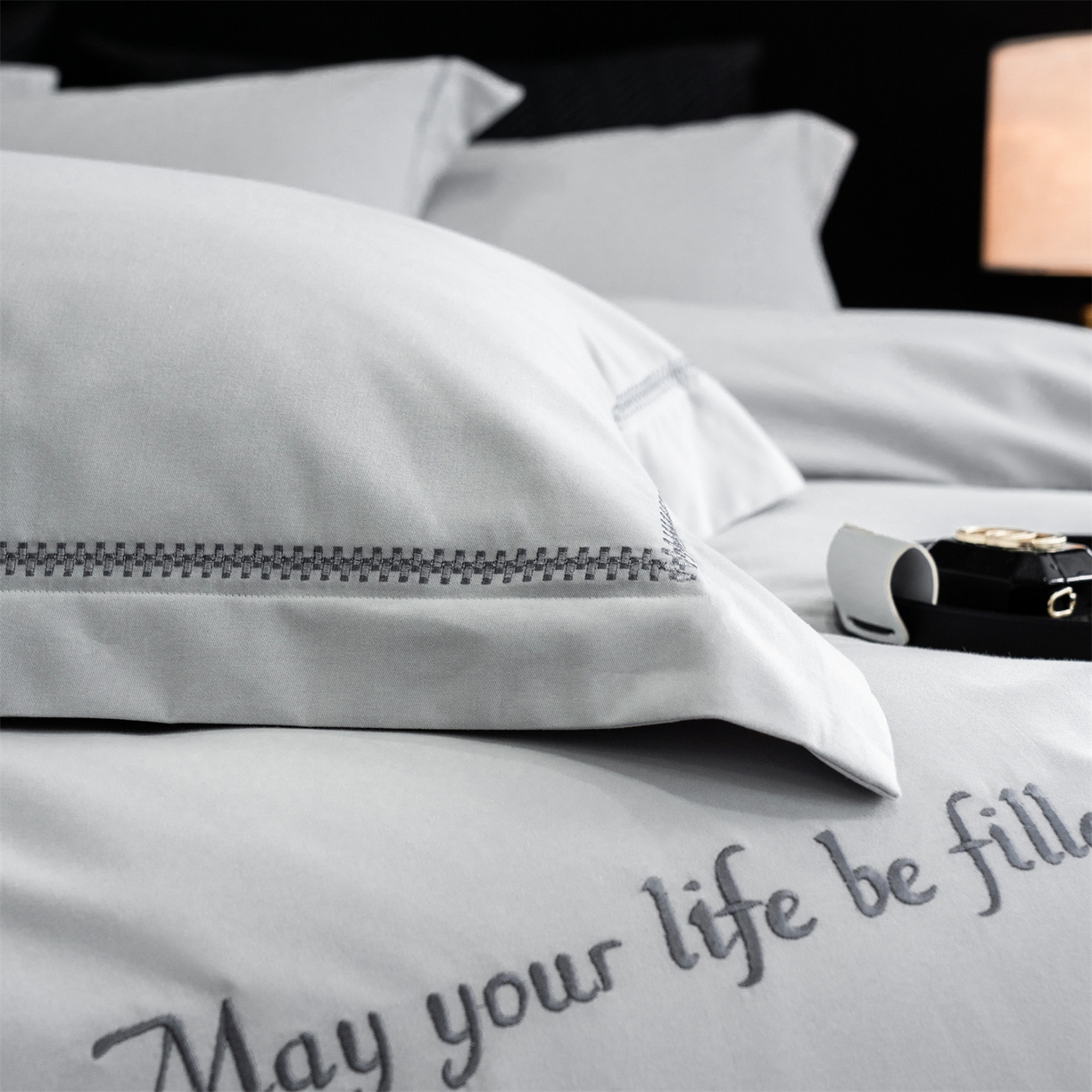 91家纺网 家纺一手货源 找家纺 鼎飞家纺 2025新款秋冬全棉加厚磨毛刺绣四件套-柏林 柏林-浅灰