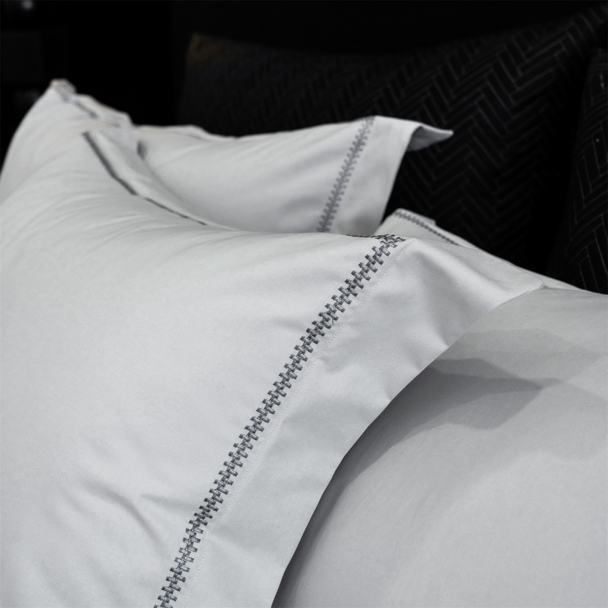 91家纺网 家纺一手货源 找家纺 鼎飞家纺 2025新款秋冬全棉加厚磨毛刺绣四件套-柏林 柏林-浅灰