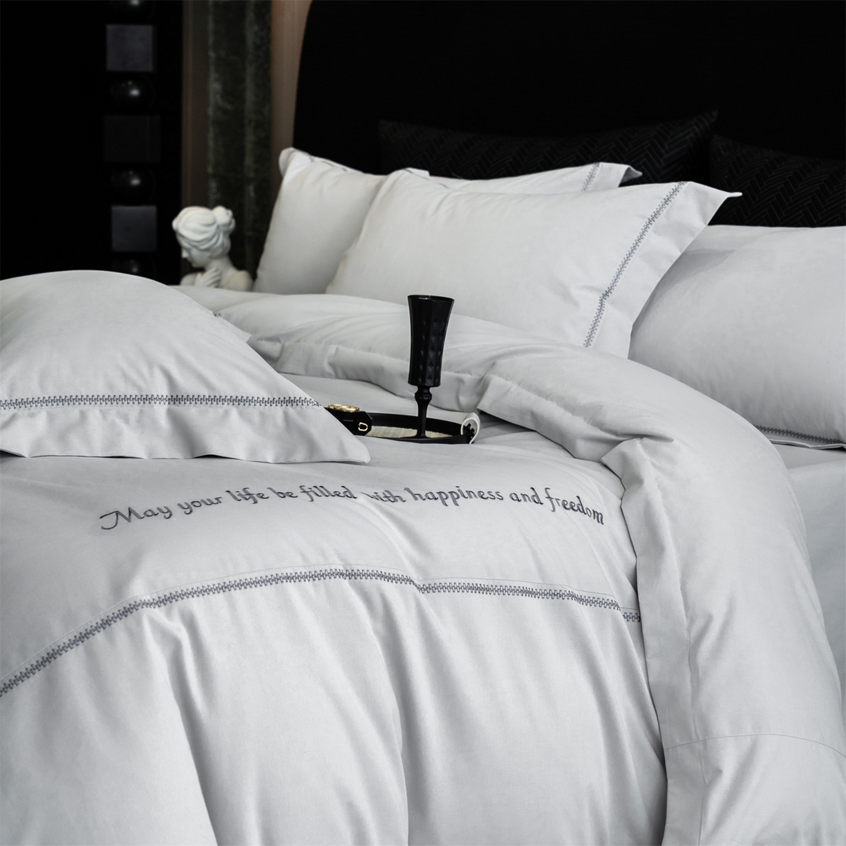 91家纺网 家纺一手货源 找家纺 鼎飞家纺 2025新款秋冬全棉加厚磨毛刺绣四件套-柏林 柏林-浅灰