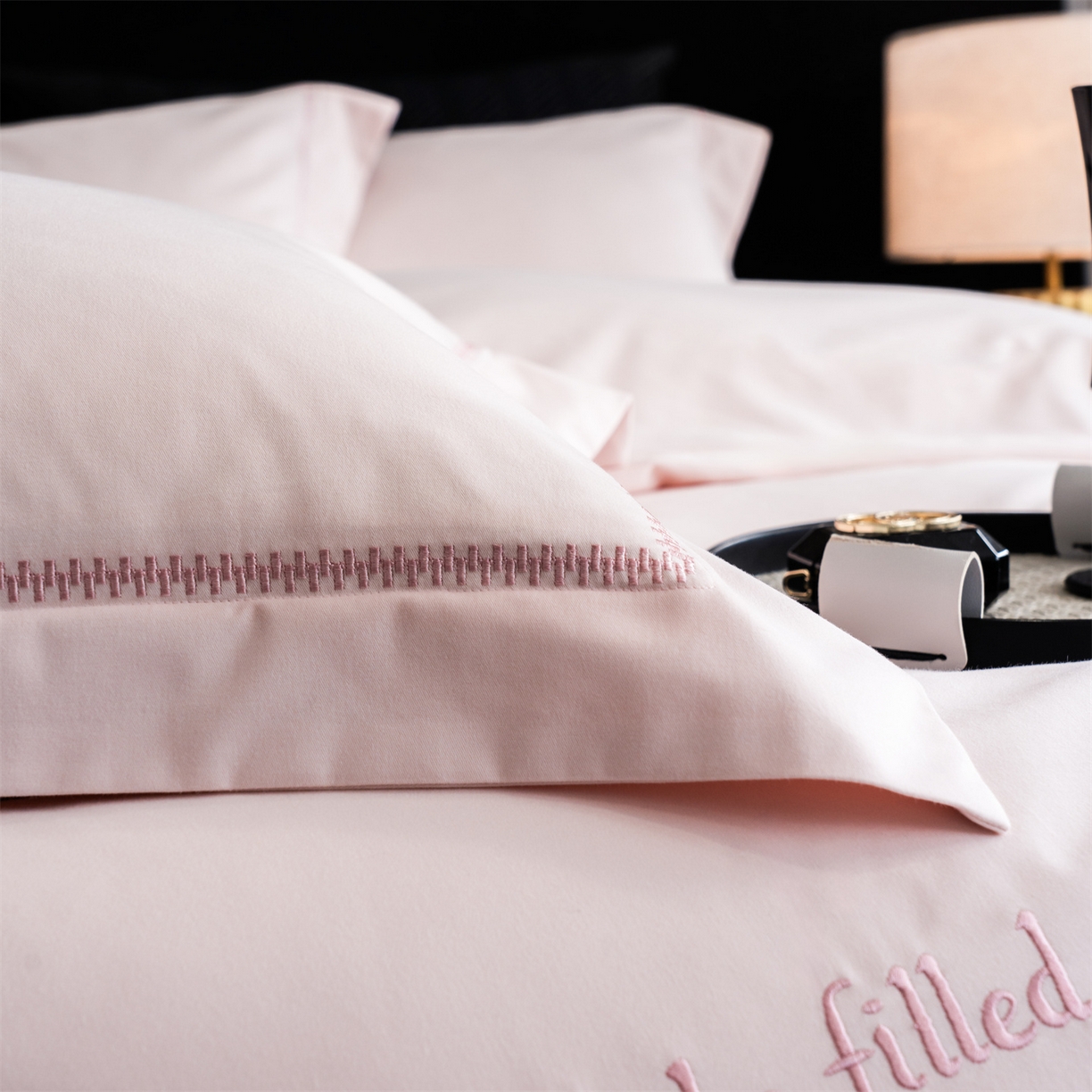 91家纺网 家纺一手货源 找家纺 鼎飞家纺 2025新款秋冬全棉加厚磨毛刺绣四件套-柏林 柏林-柔粉