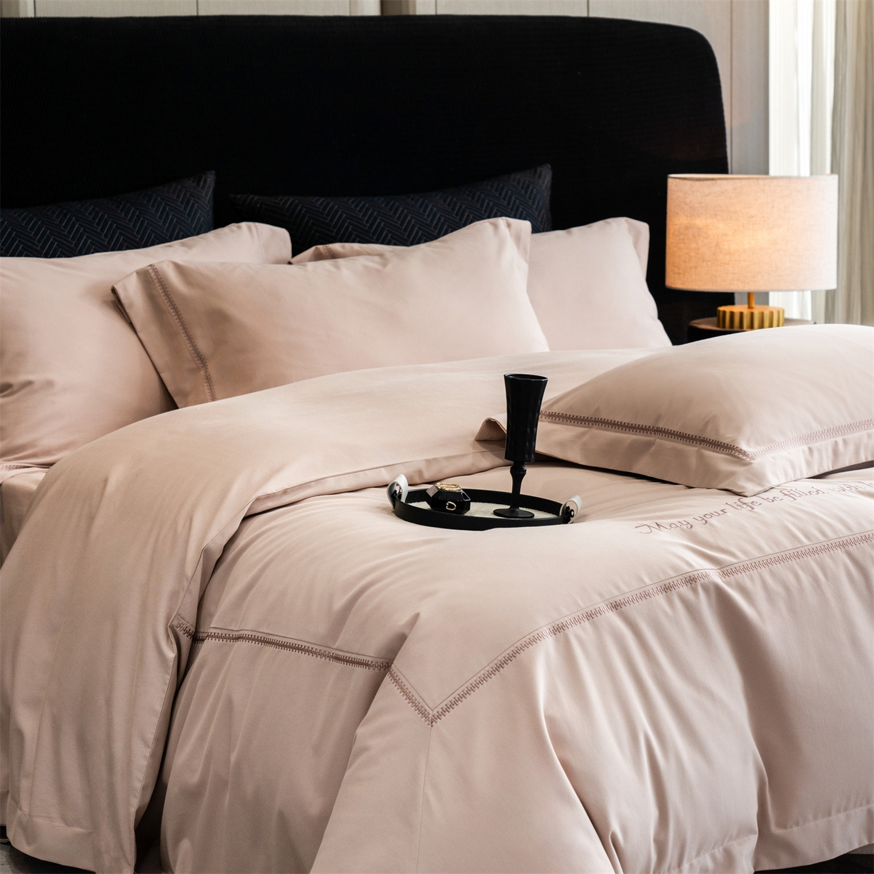 91家纺网 家纺一手货源 找家纺 鼎飞家纺 2025新款秋冬全棉加厚磨毛刺绣四件套-柏林 柏林-浅棕