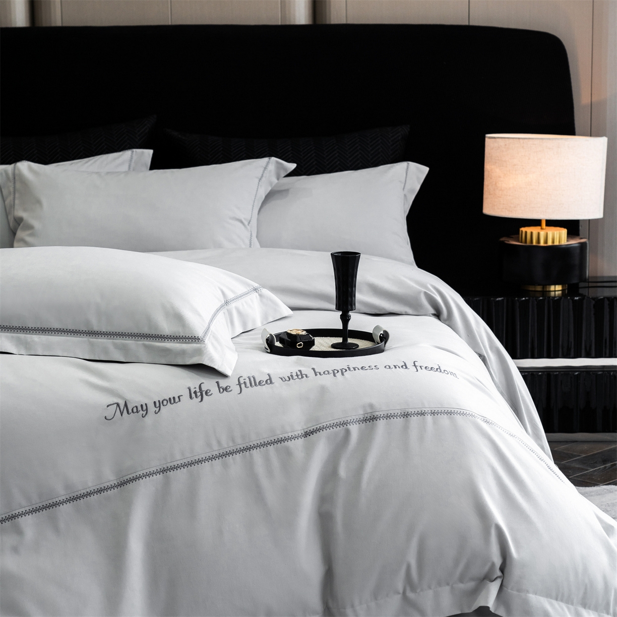 91家纺网 家纺一手货源 找家纺 鼎飞家纺 2025新款秋冬全棉加厚磨毛刺绣四件套-柏林 柏林-浅灰