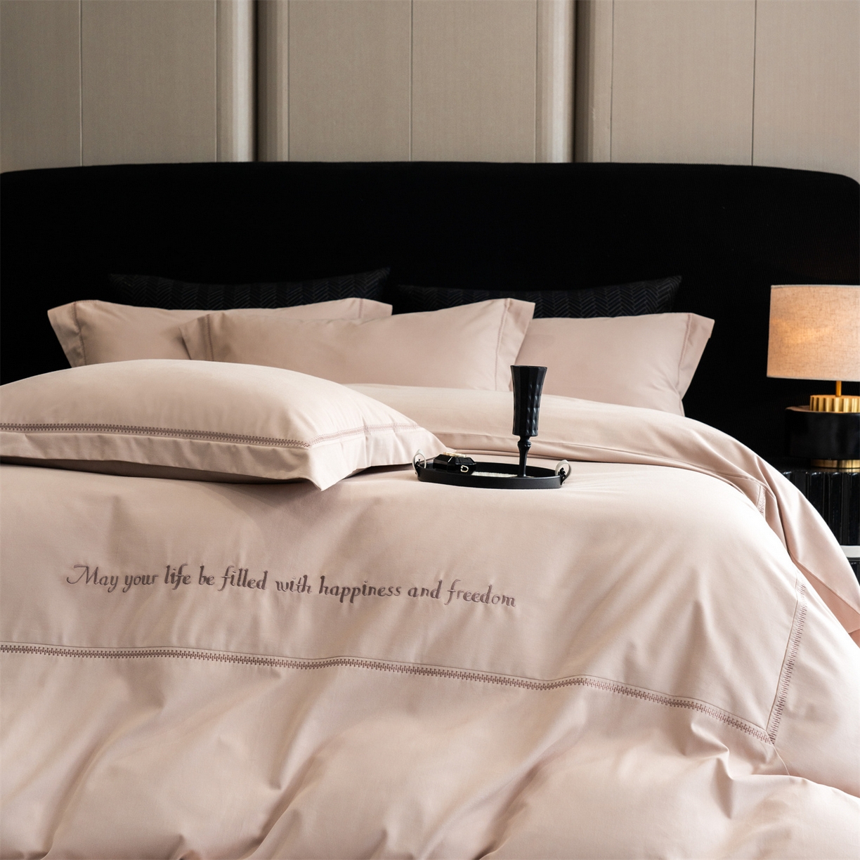 91家纺网 家纺一手货源 找家纺 鼎飞家纺 2025新款秋冬全棉加厚磨毛刺绣四件套-柏林 柏林-浅棕