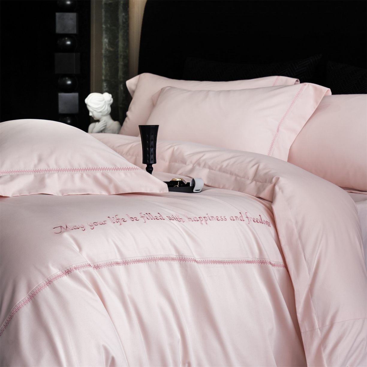 91家纺网 家纺一手货源 找家纺 鼎飞家纺 2025新款秋冬全棉加厚磨毛刺绣四件套-柏林 柏林-柔粉