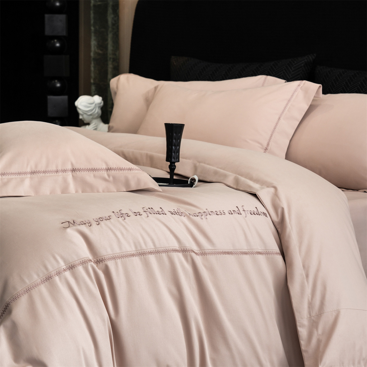 91家纺网 家纺一手货源 找家纺 鼎飞家纺 2025新款秋冬全棉加厚磨毛刺绣四件套-柏林 柏林-浅棕