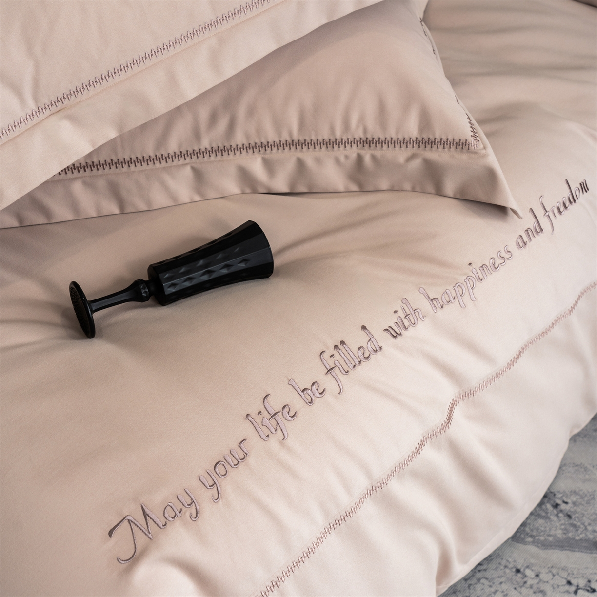 91家纺网 家纺一手货源 找家纺 鼎飞家纺 2025新款秋冬全棉加厚磨毛刺绣四件套-柏林 柏林-浅棕