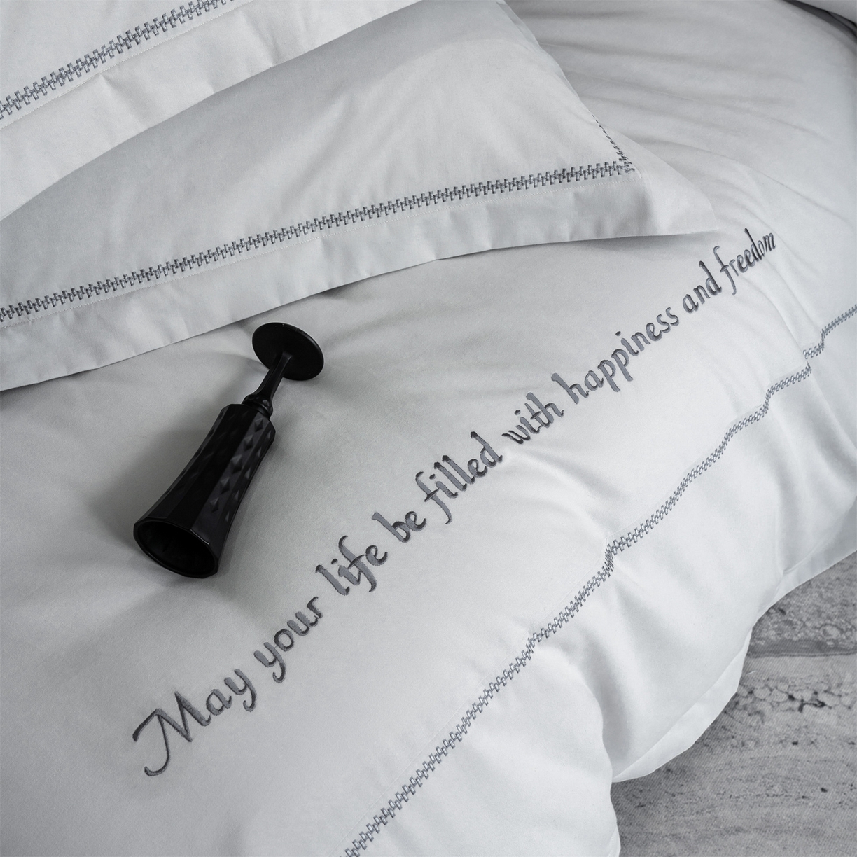 91家纺网 家纺一手货源 找家纺 鼎飞家纺 2025新款秋冬全棉加厚磨毛刺绣四件套-柏林 柏林-浅灰