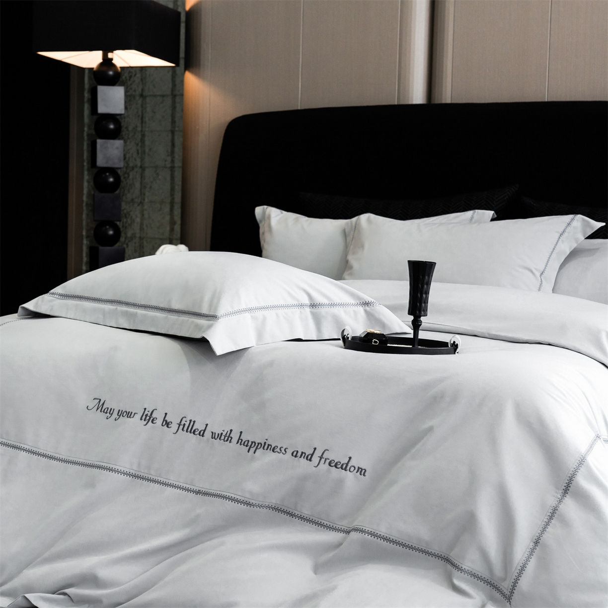 91家纺网 家纺一手货源 找家纺 鼎飞家纺 2025新款秋冬全棉加厚磨毛刺绣四件套-柏林 柏林-浅灰