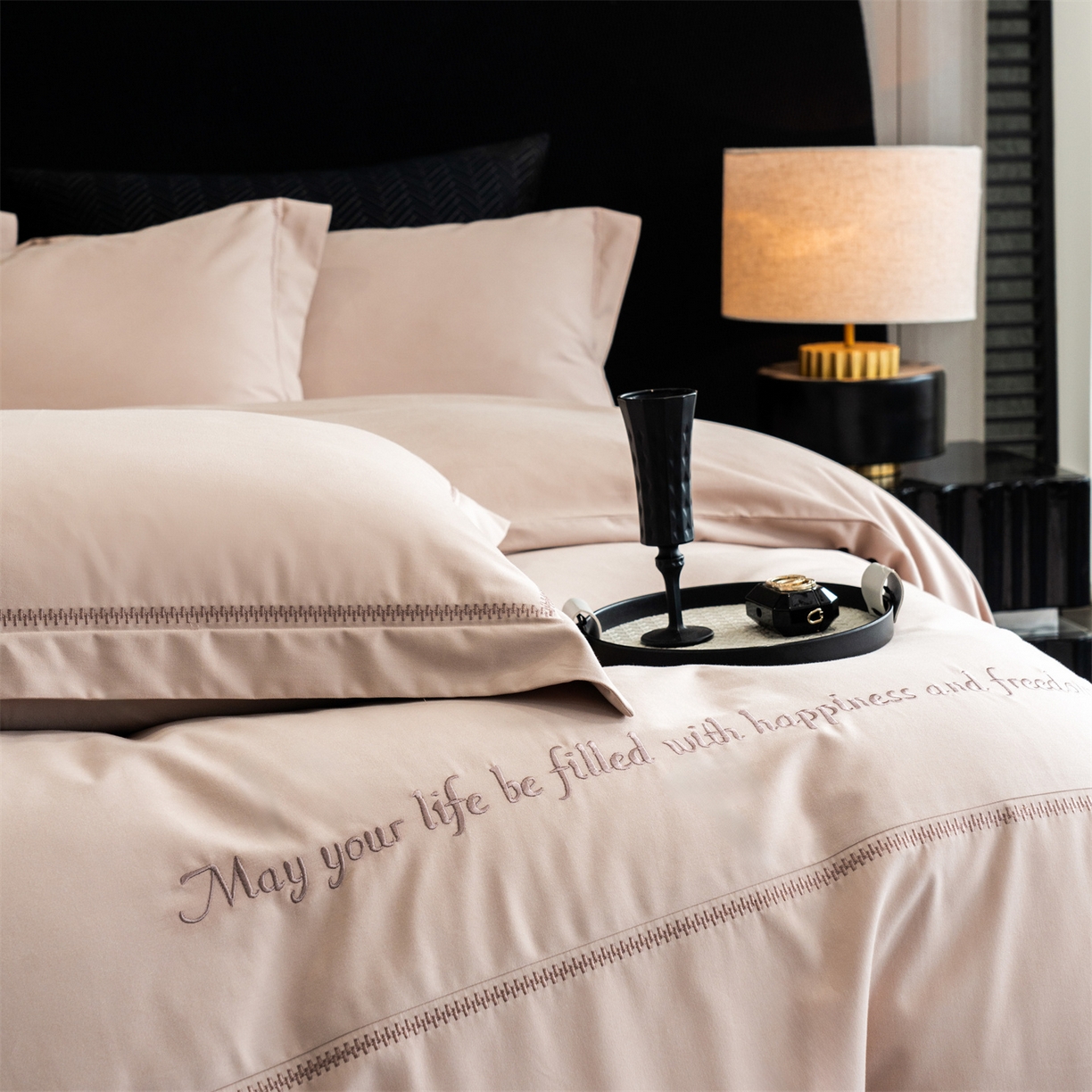 91家纺网 家纺一手货源 找家纺 鼎飞家纺 2025新款秋冬全棉加厚磨毛刺绣四件套-柏林 柏林-浅棕