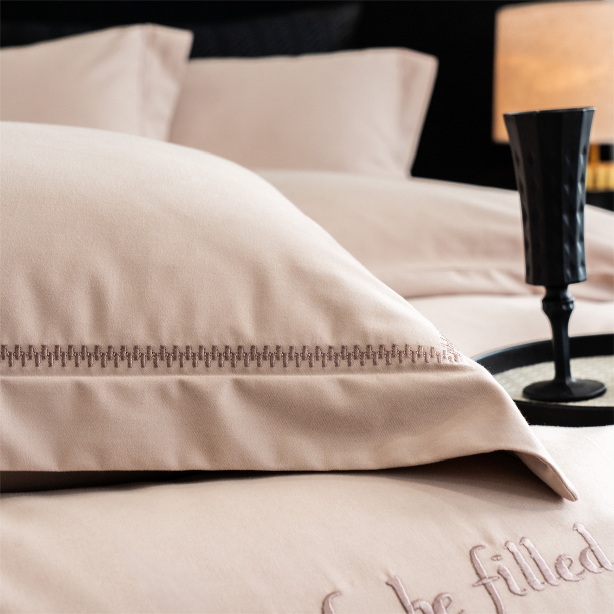 91家纺网 家纺一手货源 找家纺 鼎飞家纺 2025新款秋冬全棉加厚磨毛刺绣四件套-柏林 柏林-浅棕