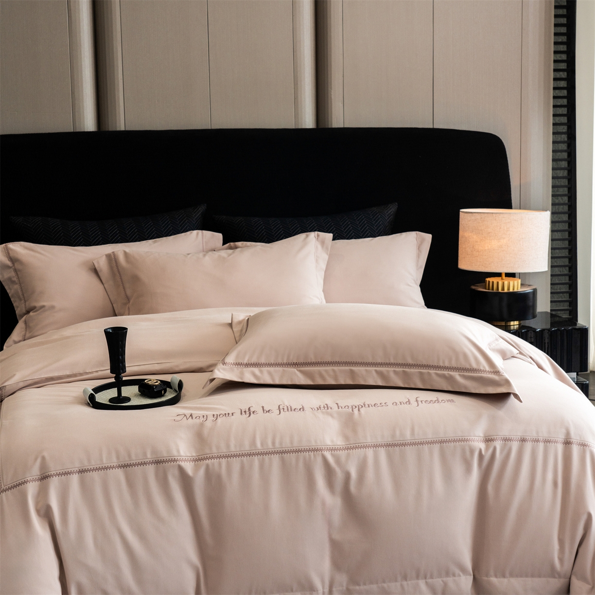 91家纺网 家纺一手货源 找家纺 鼎飞家纺 2025新款秋冬全棉加厚磨毛刺绣四件套-柏林 柏林-浅棕