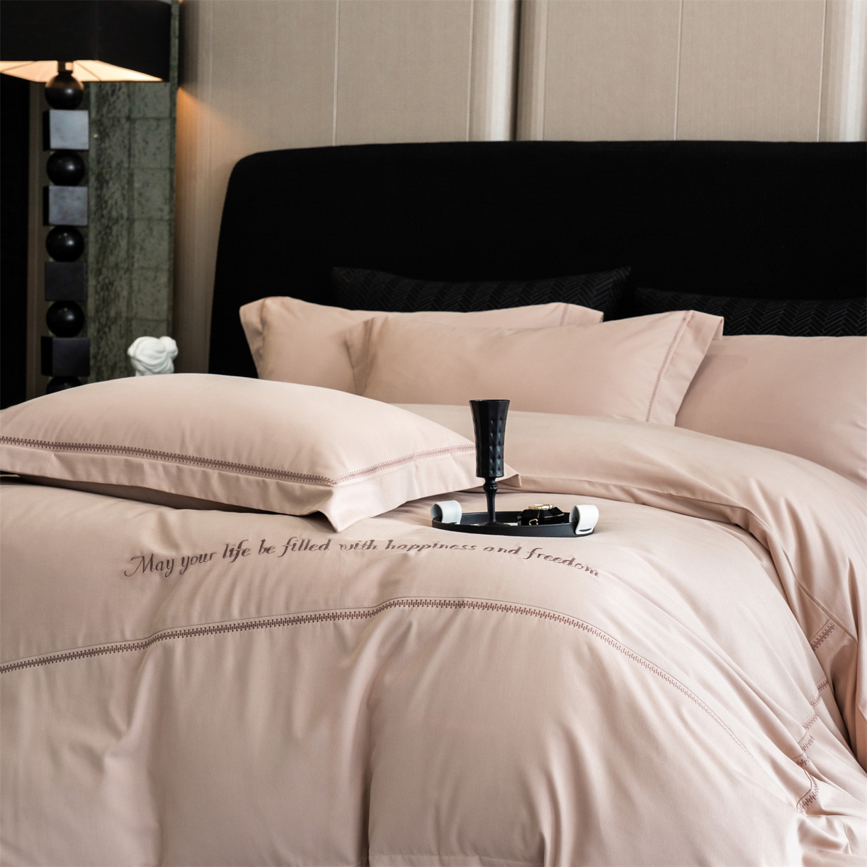 91家纺网 家纺一手货源 找家纺 鼎飞家纺 2025新款秋冬全棉加厚磨毛刺绣四件套-柏林 柏林-浅棕