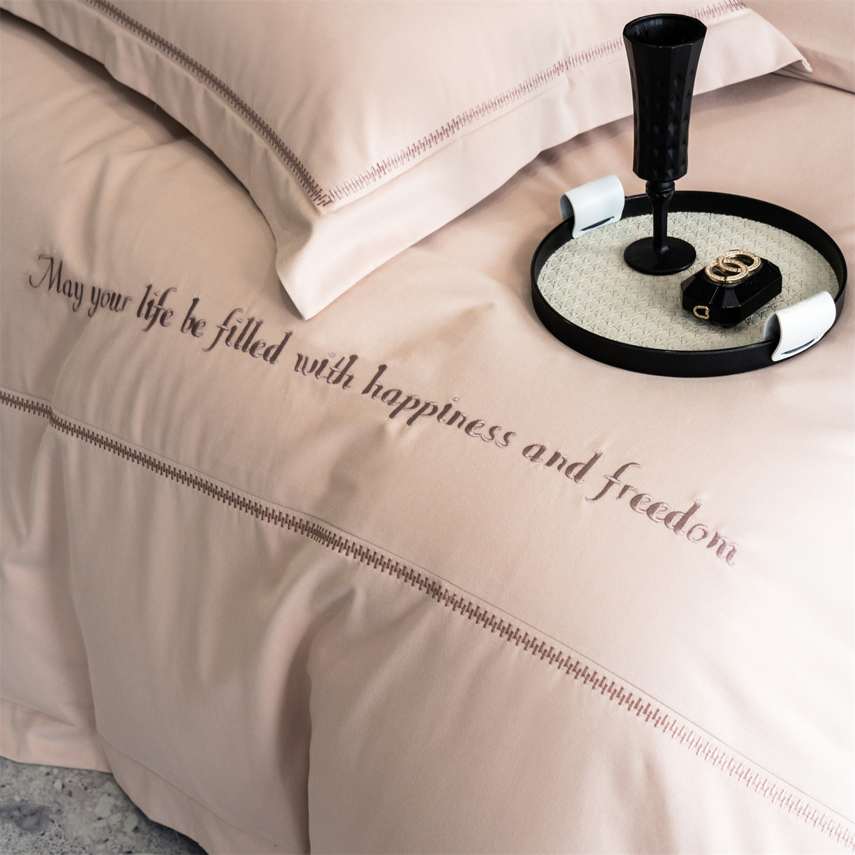 91家纺网 家纺一手货源 找家纺 鼎飞家纺 2025新款秋冬全棉加厚磨毛刺绣四件套-柏林 柏林-浅棕