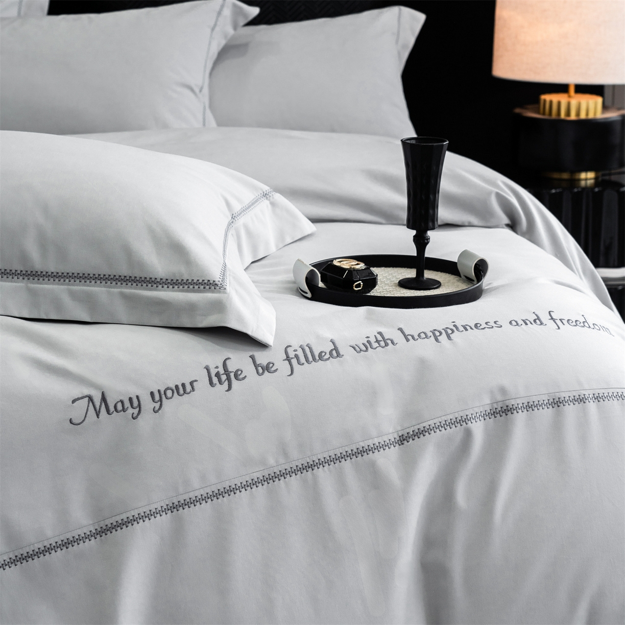 91家纺网 家纺一手货源 找家纺 鼎飞家纺 2025新款秋冬全棉加厚磨毛刺绣四件套-柏林 柏林-浅灰