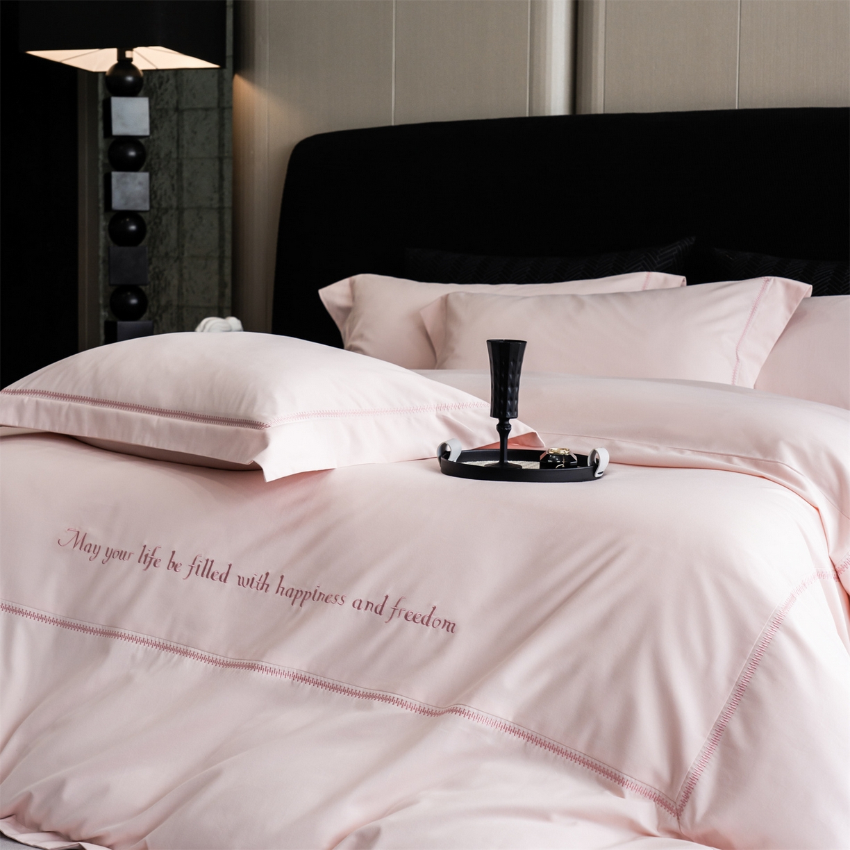 91家纺网 家纺一手货源 找家纺 鼎飞家纺 2025新款秋冬全棉加厚磨毛刺绣四件套-柏林 柏林-柔粉