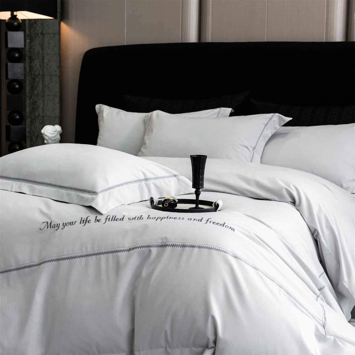 91家纺网 家纺一手货源 找家纺 鼎飞家纺 2025新款秋冬全棉加厚磨毛刺绣四件套-柏林 柏林-浅灰