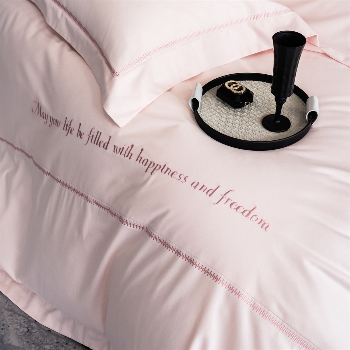 91家纺网 家纺一手货源 找家纺 鼎飞家纺 2025新款秋冬全棉加厚磨毛刺绣四件套-柏林 柏林-柔粉