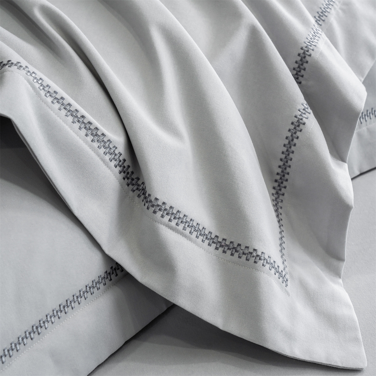 91家纺网 家纺一手货源 找家纺 鼎飞家纺 2025新款秋冬全棉加厚磨毛刺绣四件套-柏林 柏林-浅灰