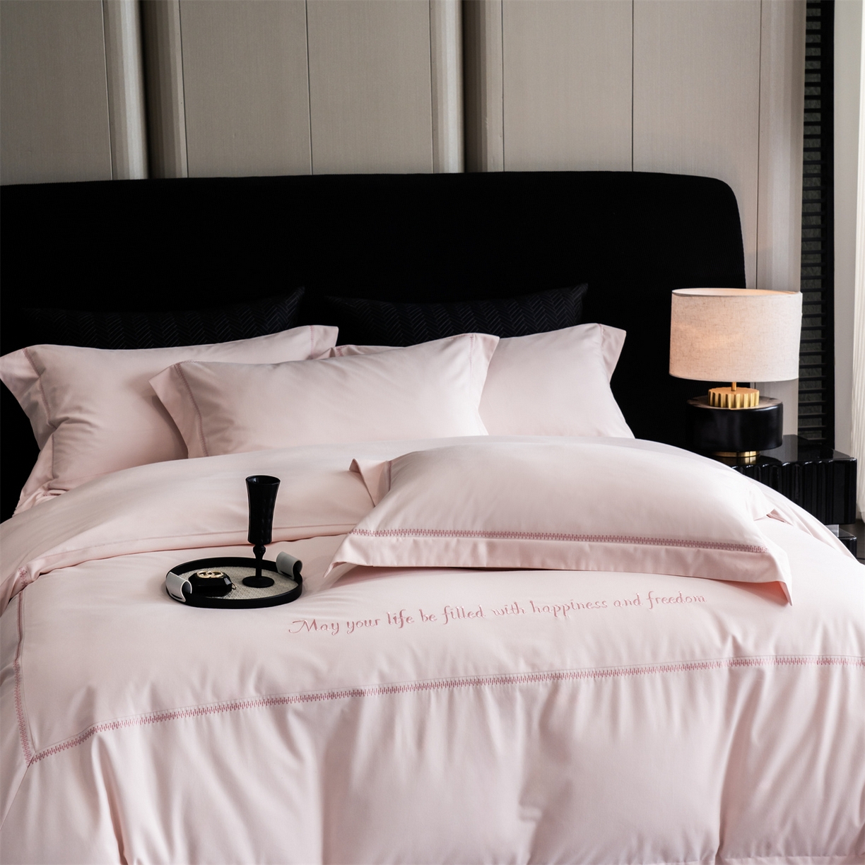 91家纺网 家纺一手货源 找家纺 鼎飞家纺 2025新款秋冬全棉加厚磨毛刺绣四件套-柏林 柏林-柔粉