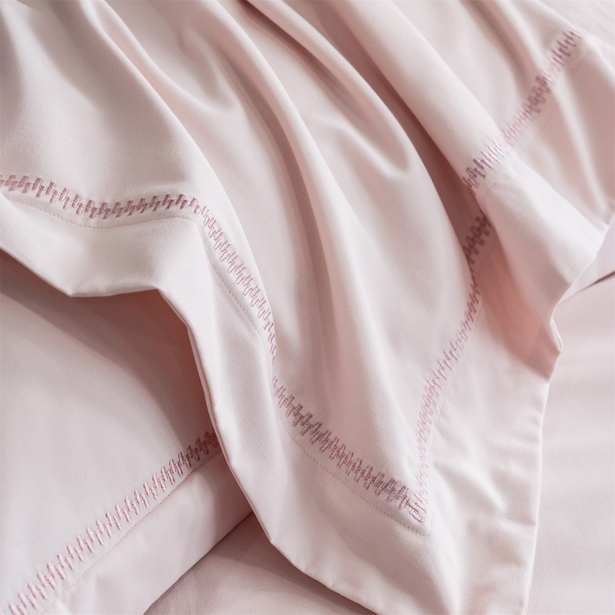 91家纺网 家纺一手货源 找家纺 鼎飞家纺 2025新款秋冬全棉加厚磨毛刺绣四件套-柏林 柏林-柔粉