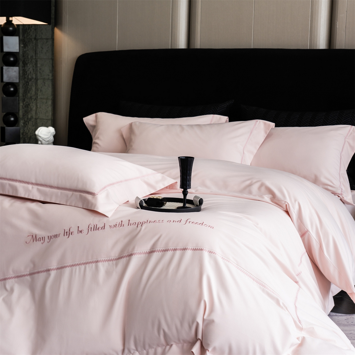 91家纺网 家纺一手货源 找家纺 鼎飞家纺 2025新款秋冬全棉加厚磨毛刺绣四件套-柏林 柏林-柔粉