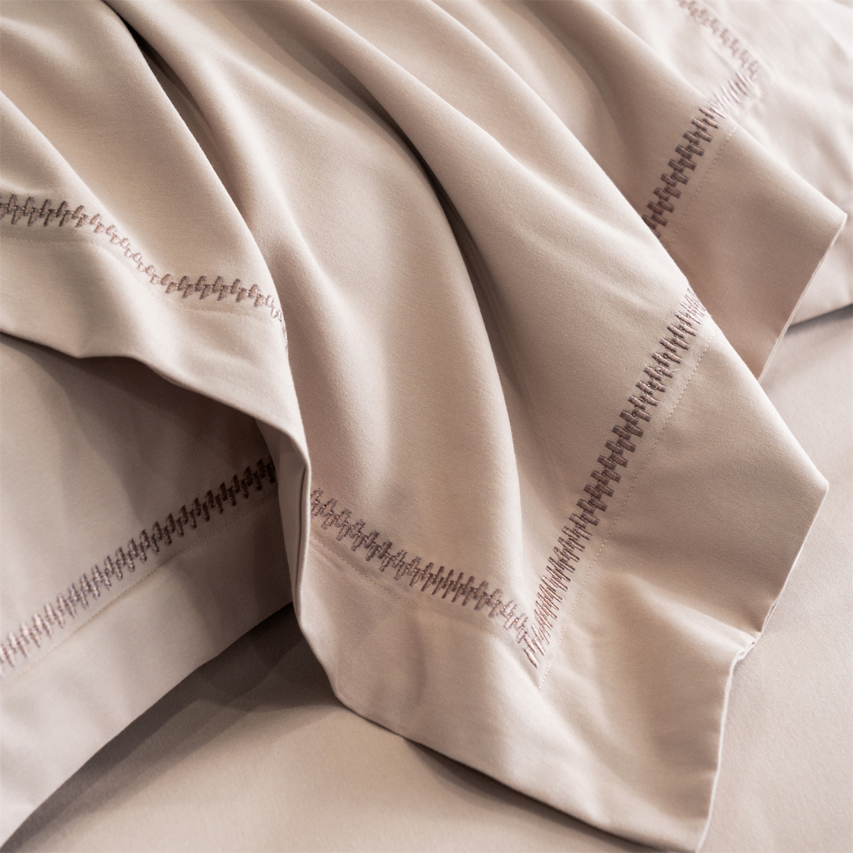 91家纺网 家纺一手货源 找家纺 鼎飞家纺 2025新款秋冬全棉加厚磨毛刺绣四件套-柏林 柏林-浅棕