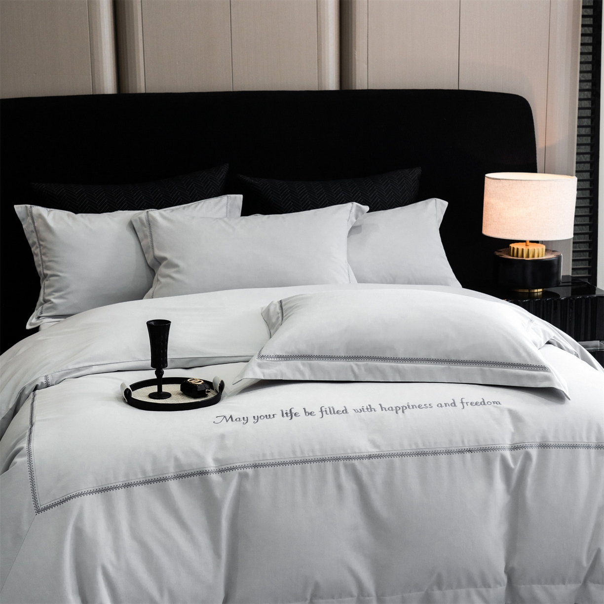 91家纺网 家纺一手货源 找家纺 鼎飞家纺 2025新款秋冬全棉加厚磨毛刺绣四件套-柏林 柏林-浅灰