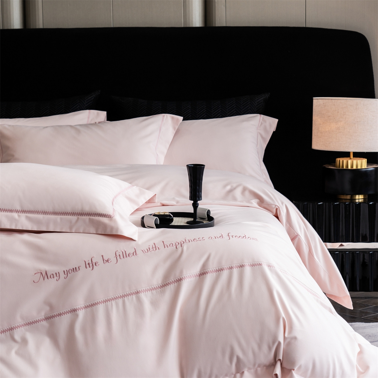 91家纺网 家纺一手货源 找家纺 鼎飞家纺 2025新款秋冬全棉加厚磨毛刺绣四件套-柏林 柏林-柔粉