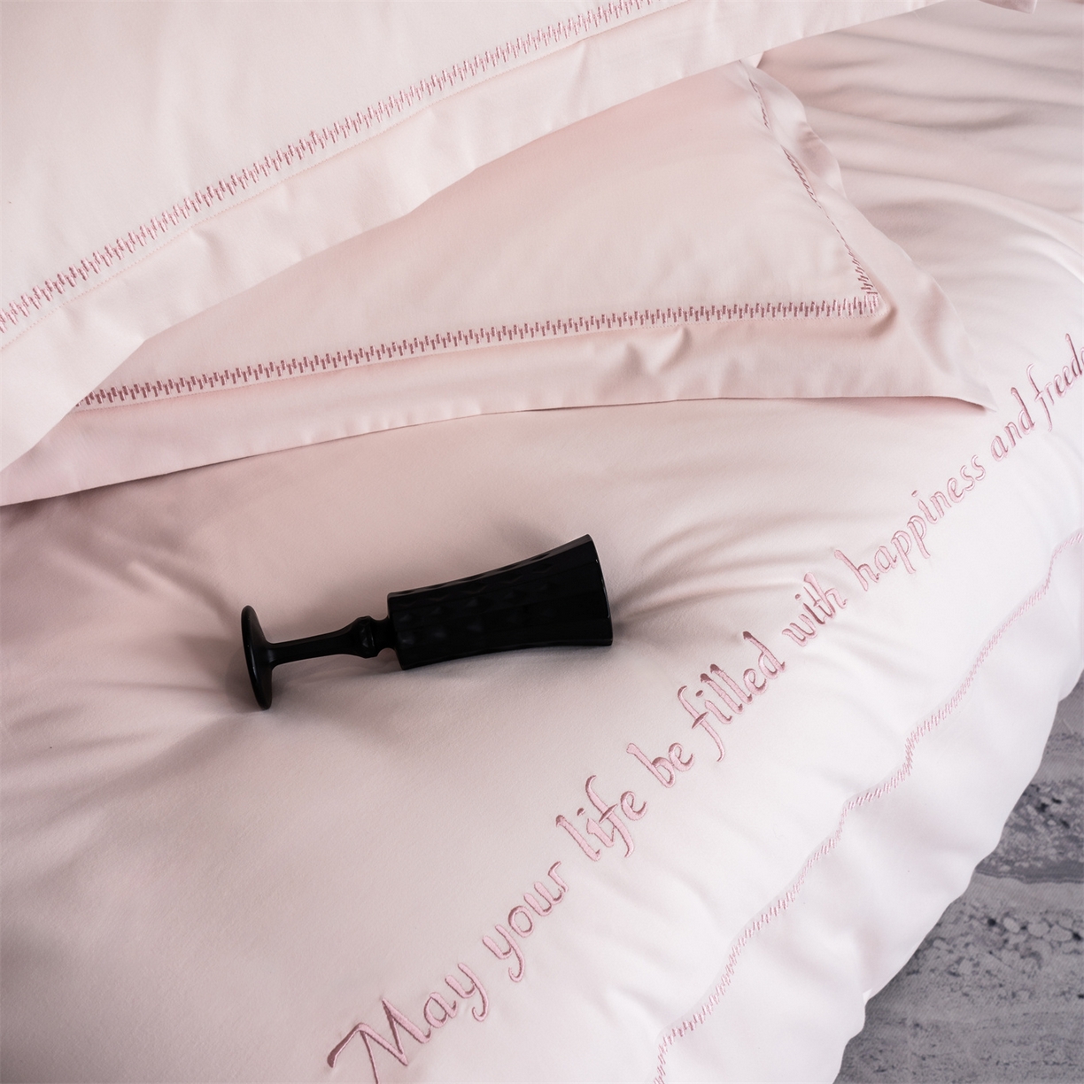 91家纺网 家纺一手货源 找家纺 鼎飞家纺 2025新款秋冬全棉加厚磨毛刺绣四件套-柏林 柏林-柔粉