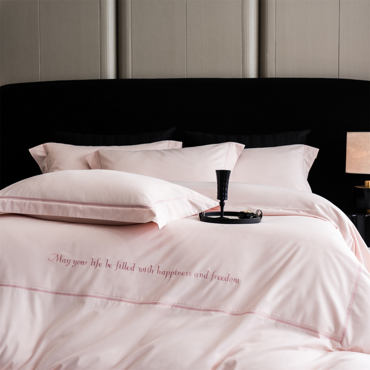 91家纺网 家纺一手货源 找家纺 鼎飞家纺 2025新款秋冬全棉加厚磨毛刺绣四件套-柏林 柏林-柔粉