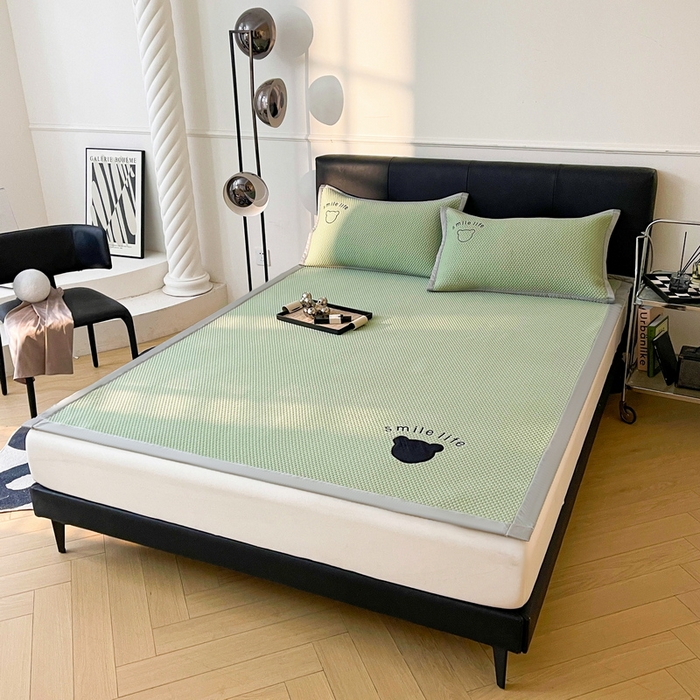 91家纺网 家纺一手货源 找家纺 （总）小叮当家纺仓储工厂店 2025新款冰豆豆贴布绣八宝熊系列绑带床席款（场景一）