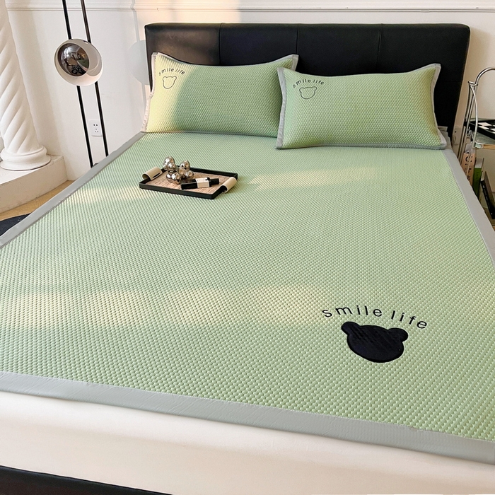 91家纺网 家纺一手货源 找家纺 （总）小叮当家纺仓储工厂店 2025新款冰豆豆贴布绣八宝熊系列绑带床席款（场景一）