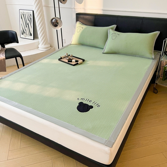 91家纺网 家纺一手货源 找家纺 （总）小叮当家纺仓储工厂店 2025新款冰豆豆贴布绣八宝熊系列绑带床席款（场景一）