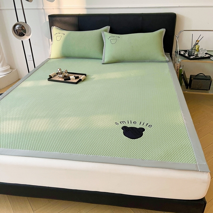 91家纺网 家纺一手货源 找家纺 （总）小叮当家纺仓储工厂店 2025新款冰豆豆贴布绣八宝熊系列绑带床席款（场景一）